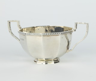 A silver octagonal 2 handled sugar bowl Sheffield 1960, 164 grams 