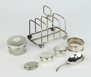 An Edwardian silver 5 bar toast rack on ball feet  Birmingham 1906 and other minor silver items, weighable silver 152 grams 