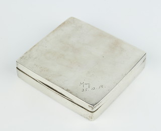 A silver square cigarette box Birmingham 1911, 102 grams 
