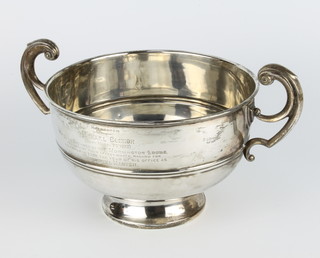 A silver 2 handled presentation cup with inscription Chester 1919 700 grams, 33cm 