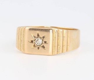 An 18ct yellow gold diamond set signet ring, size W 