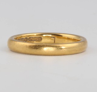 A 22ct yellow gold wedding band size K 1/2 4.4 grams