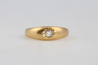 A gentleman's 18ct yellow gold single stone diamond ring, approx. 0.15ct, size S 1/2