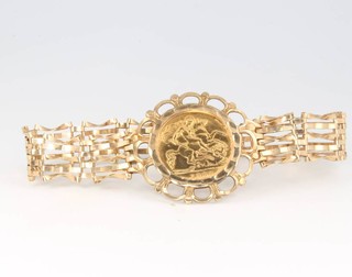 A half sovereign 1982 in a 9ct yellow gold bracelet, mount 4 grams 