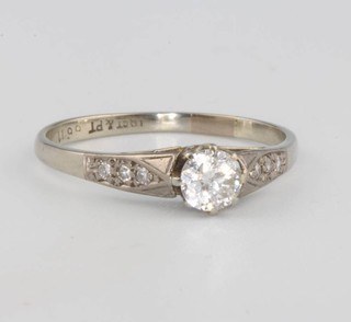 An 18ct single stone diamond ring approx. 0.4ct 