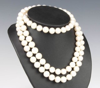 A string of cultured pearls 126cm 