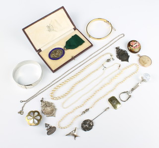 A cultured pearl necklace and minor costume jewellery 
