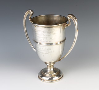 A silver 2 handled presentation trophy with inscription London 1931, 625 grams, 27cm 
