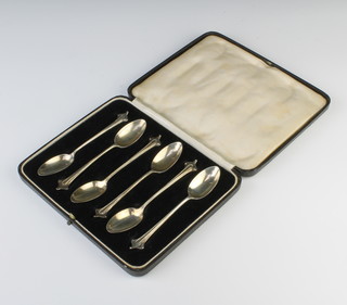 A set of 6 silver tea spoons with fancy handles, London 1924, 57 grams, cased