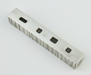 A silver rectangular ingot paperweight London 1978, 236 grams, 10cm 