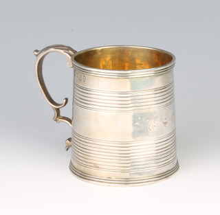 A George IV silver mug with ribbed decoration and S scroll handle, London 1825, 115 grams 