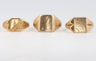 Three 9ct yellow gold rings sizes S, S and T 14 grams 