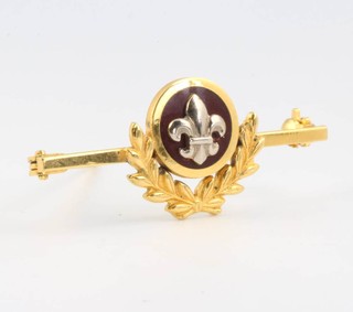 An 8ct yellow gold and enamelled bar brooch 35mm 