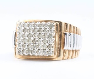 A gentleman's 9ct yellow gold diamond ring size V 11.3 grams