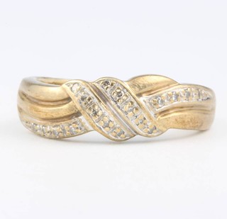 A 9ct yellow gold diamond ring size P 