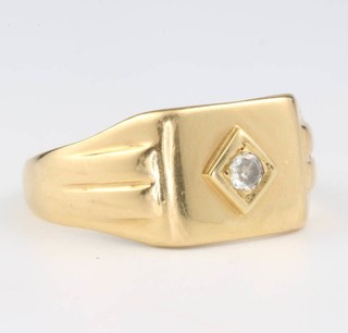 An 18ct yellow gold diamond set gents signet ring 8.1 grams size Y 