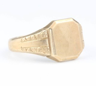 A gentleman's 9ct yellow gold signet ring size S, 7.3 grams 