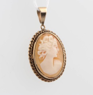 A 9ct yellow gold oval portrait pendant 
