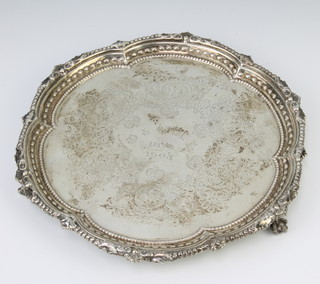 An Edwardian silver salver with chased decoration London 1902, 321 grams, 20.5cm 