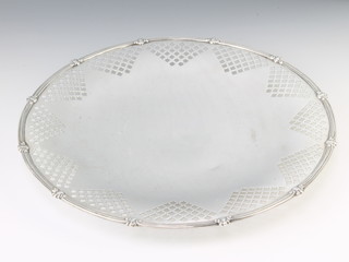 A Sterling silver shallow dish with pierced decoration 29cm, 616 grams 