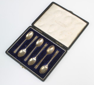A set of 6 cased silver coffee spoons London 1949, 42 grams