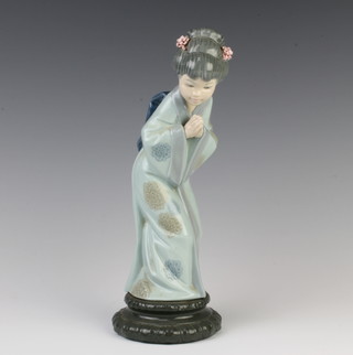 A Lladro figure of a Japanese lady 27cm 