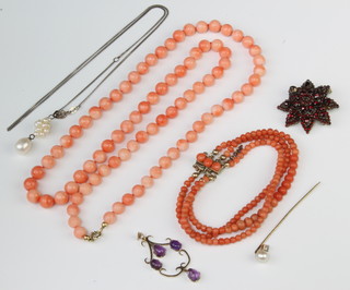 A coral bead necklace and minor jewellery 