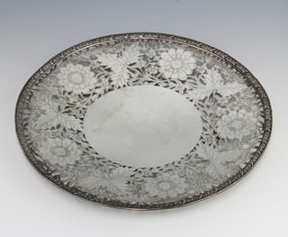 A Continental pierced silver dish decorated with flowers and leaves, 174 grams, 21cm 
