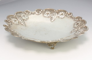 A foreign silver dish with cast fruit and floral decoration, 190 grams, 20cm 