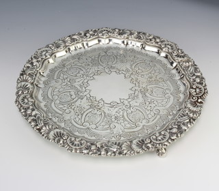 An Edwardian silver salver with chased decoration, floral and shell border, London 1908, 829 grams 