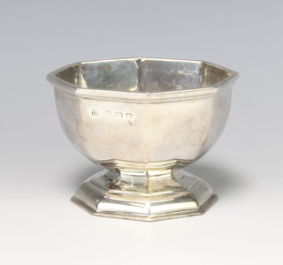 A silver octagonal pedestal bowl Birmingham 1916, 104 grams, 8cm 