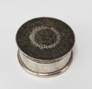 A circular silver and tortoiseshell piquet trinket box London 1919, 6cm 