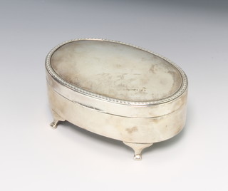 An oval silver trinket box on scroll feet Birmingham 1918, 12cm 