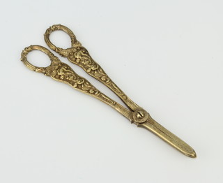 A pair of Victorian silver gilt cast grape scissors decorated with figures and motifs, London 1894, 130 grams
