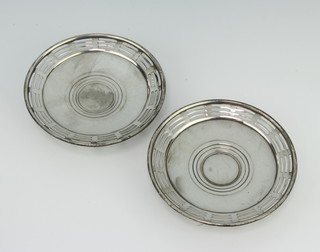A pair of pierced Continental silver circular dishes, 159 grams, 12cm 