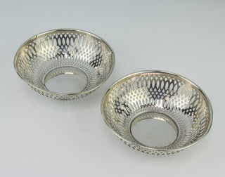 A pair of pierced silver dishes, Sheffield 1911, 100 grams, 10cm 