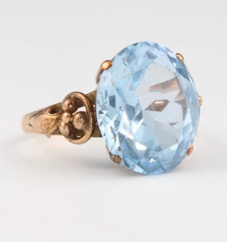 A 9ct yellow gold blue Topaz ring size N 
