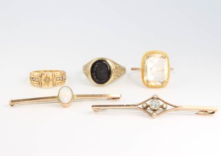 Three 9ct yellow gold rings sizes N, T and T, 2 do. bar brooches 