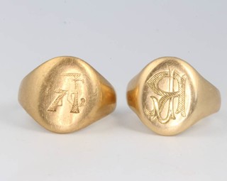 Two 18ct yellow gold signet rings size F 1/2 and K 1/2 15.5 grams