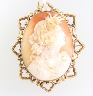 A Victorian cameo portrait brooch of a classical lady 75mm x 60cmm 