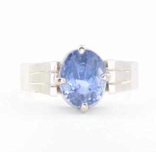 An 18ct white gold sapphire ring size N 