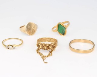 A Chinese yellow gold jade ring size N and 4 others, sizes L, M, N and P 
