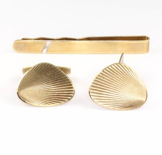 A pair of 8ct yellow gold cufflinks and a do,. tie clip, 11 grams