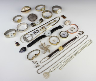 A silver filigree brooch and minor costume jewellery 