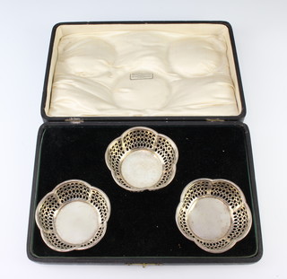 A set of 3 pierced silver dishes Birmingham 1918 in a fitted case 110 grams 