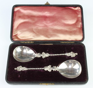 A pair of Victorian silver apostle spoons with twist stems, London 1898 90 grams, cased