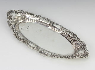 An Edwardian repousse silver oval pierced dish Birmingham 1903, 113 grams, 23 cm 
