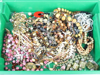 A quantity vintage and other costume jewellery 
