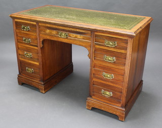 An Edwardian walnut kneehole desk with green inset writing surface above 1 long and 8 short drawers 79cm h x 122cm w x 59cm d (the desk is one piece)
