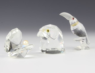 A Swarovski Crystal toucan 7cm, a do. eagles head 4.5cm and a shell 5cm, boxed